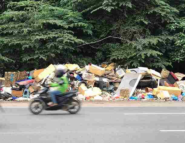tumpukan sampah rumah tangga dan barang bekas menumpuk di tepi jalan raya. (Foto : Meidison-atapkota)