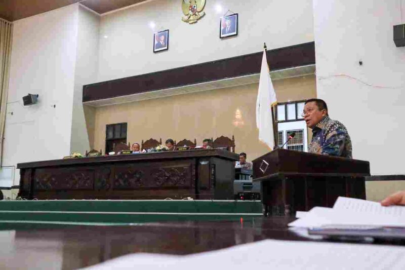 Wali Kota Pematangsiantar Wesly Silalahi SH MKn menyampaikan pendapat akhir atas persetujuan DPRD terhadap penetapan Rancangan Peraturan Daerah (Ranperda) tentang APBD Kota Pematangsiantar Tahun Anggaran (TA) 2026 menjadi Peraturan Daerah (Perda) tentang APBD TA 2026. Sekaligus menyampaikan Pidato Penutupan Rapat Paripurna XIV Tahun Dinas 2025 DPRD Kota Pematangsiantar. Paripurna digelar di Gedung Harungguan DPRD Kota Pematangsiantar, Sabtu (29/11/2025).