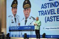 Plh Sekdaprov Sumut Sulaiman Harahap membacakan sambutan Gubernur Sumut Bobby Nasution pada Jamuan Makan Malam Astindo Sumut Travel Exhange (ASTEX) 2025 yang diselenggarakan di Aula Raja Inal Siregar, lantai 2 Kantor Gubernur Sumut, Jalan Diponegoro No. 30, Medan, Minggu Malam (2/11/2025).