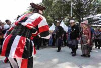 Wali Kota Pematangsiantar Wesly Silalahi SH MKn menghadiri acara Harungguan Bolon, Patampei Sihilap, dan Marsombuh Sihol Tuppuan Damanik Boru Panogolan (TDBP) Siantar–Simalungun, di Lapangan Adam Malik Pematangsiantar, Sabtu (29/11/2025).