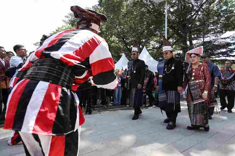 Wali Kota Pematangsiantar Wesly Silalahi SH MKn menghadiri acara Harungguan Bolon, Patampei Sihilap, dan Marsombuh Sihol Tuppuan Damanik Boru Panogolan (TDBP) Siantar–Simalungun, di Lapangan Adam Malik Pematangsiantar, Sabtu (29/11/2025).