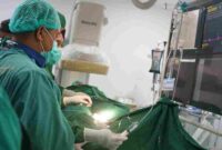 Petugas Medis RS Adam Malik saat melakukan penanganan pasien.