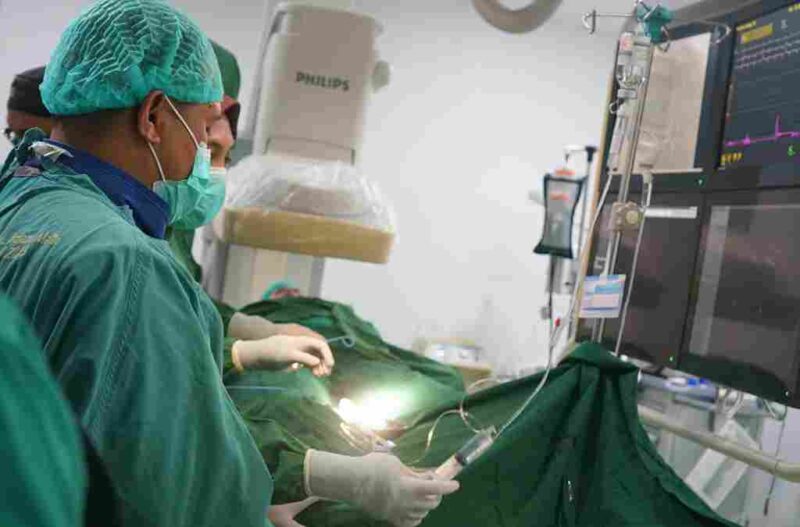 Petugas Medis RS Adam Malik saat melakukan penanganan pasien.