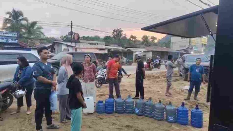 Warga ketika antri air bersih