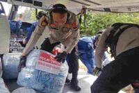 Polda Sumatera Utara menyalurkan bantuan logistik bagi warga terdampak bencana alam di Kabupaten Tapanuli Tengah melalui jalur udara, Minggu (7/12/2025).
