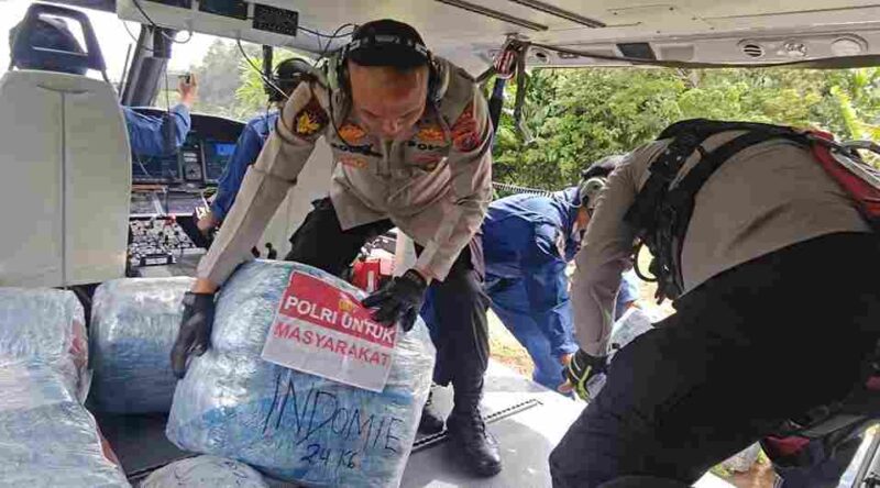 Polda Sumatera Utara menyalurkan bantuan logistik bagi warga terdampak bencana alam di Kabupaten Tapanuli Tengah melalui jalur udara, Minggu (7/12/2025).