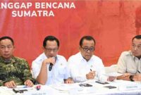 Menteri Dalam Negeri Tito Karnavian menyampaikan keterangan pers di Posko Terpadu Penanggulangan Bencana Alam, Pangkalan TNI AU Halim Perdanakusuma, Jakarta, pada Jumat, 19 Desember 2025.