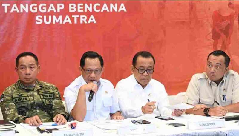 Menteri Dalam Negeri Tito Karnavian menyampaikan keterangan pers di Posko Terpadu Penanggulangan Bencana Alam, Pangkalan TNI AU Halim Perdanakusuma, Jakarta, pada Jumat, 19 Desember 2025.