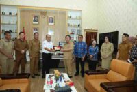 Wali Kota Pematangsiantar, Wesly Silalahi, S.H., M.Kn., menandatangani nota kesepakatan dengan Kepala BPJS Kesehatan Cabang Pematangsiantar, dr. Kiki Chrismar Marbun, AAK., di ruang kerja Wali Kota, Balai Kota Pematangsiantar, pada Senin (15/12/2025).