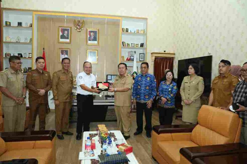 Wali Kota Pematangsiantar, Wesly Silalahi, S.H., M.Kn., menandatangani nota kesepakatan dengan Kepala BPJS Kesehatan Cabang Pematangsiantar, dr. Kiki Chrismar Marbun, AAK., di ruang kerja Wali Kota, Balai Kota Pematangsiantar, pada Senin (15/12/2025).