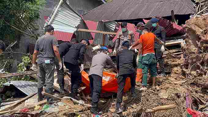 Sebanyak 16 personel Kompi 2 Siaga Batalyon A yang dipimpin AKP Alamsyah Surbakti, S.H., diterjunkan ke Kelurahan Angin Nauli, Kecamatan Sibolga Utara, Senin (1/12/2025). Mereka bertugas melakukan pencarian korban longsor yang hingga kini masih menyisakan duka bagi warga.
