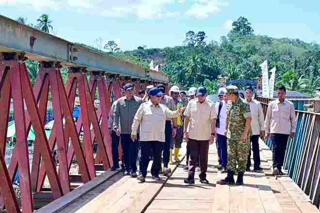 Gubernur Sumatera Utara (Sumut) Muhammad Bobby Afif Nasution mendampingi kunjungan Presiden RI Prabowo Subianto, meninjau progres pembangunan jembatan di Desa Garoga, di Kabupaten Tapanuli Selatan (Tapsel), Rabu (31/12/2025).