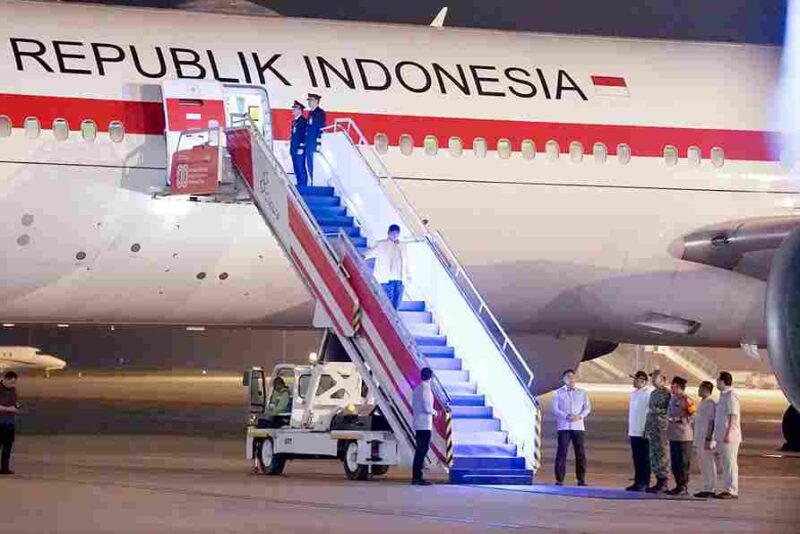 Gubernur Sumatera Utara (Sumut) Muhammad Bobby Afif Nasution menyambut kedatangan Presiden Republik Indonesia Prabowo Subianto dalam rangka kunjungan kerja (Kunker) meninjau kembali daerah yang terdampak banjir dan longsor ke Provinsi Sumatera Utara dan Provinsi Aceh di Bandara Internasional Kualanamu, Kabupaten Deliserdang, Provinsi Sumut, Jumat (12/12 2025) dinihari.