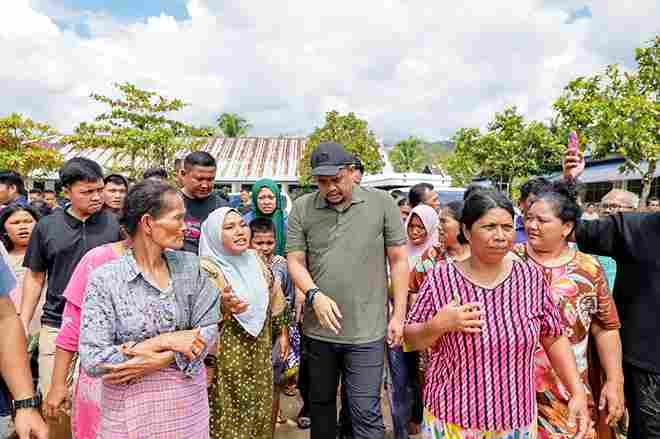 Gubenur Sumatera Utara (Sumut) Bobby Nasution turun langsung meninjau akses jalan menuju Kecamatan Tukka, Kabupaten Tapanuli Tengah, Selasa (2/12/2025).