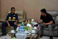 Gubernur Sumatera Utara (Sumut) Bobby Afif Nasution bersama Menteri ESDM beserta Bupati Tapanuli Tengah Masinton Pasaribu, dan Dirut Patra Niaga Mars Ega Legowo Putra juga Anggota DPR RI Musa Rajekshah, saat melakukan rapat darurat banjir dan longsor di Tapteng, di Kantor Bupati Tapteng, Selasa (2/12/2025) 