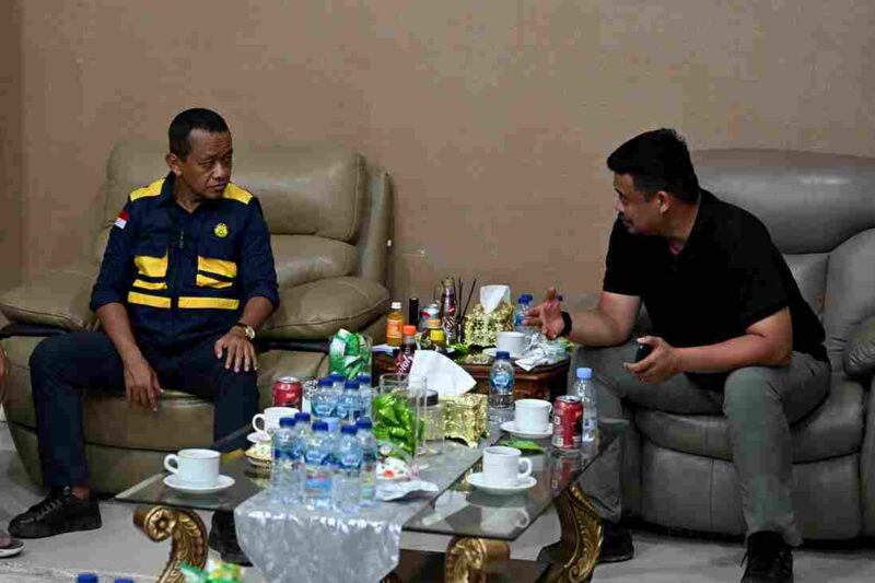 Gubernur Sumatera Utara (Sumut) Bobby Afif Nasution bersama Menteri ESDM beserta Bupati Tapanuli Tengah Masinton Pasaribu, dan Dirut Patra Niaga Mars Ega Legowo Putra juga Anggota DPR RI Musa Rajekshah, saat melakukan rapat darurat banjir dan longsor di Tapteng, di Kantor Bupati Tapteng, Selasa (2/12/2025) 