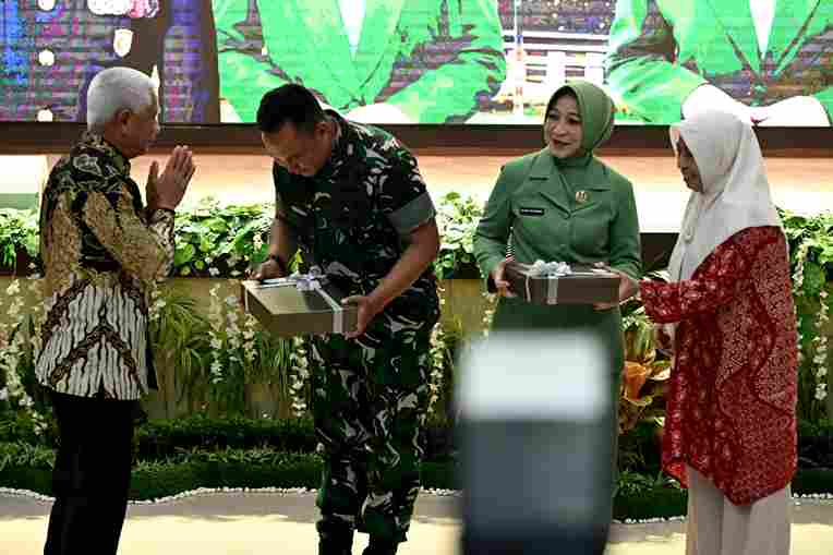 Gubernur Sumatera Utara (Sumut) Muhammad Bobby Afif Nasution bersama Wakil Gubernur Sumut Surya, serta jajaran Forkopimda menghadiri acara lepas sambut Pangdam I Bukit Barisan dari  Mayjen Rio Firdianto kepada Mayjen Hendy Antariksa, di Balai Prajurit Makodam I Bukit Barisan, Minngu (14/12/2025)