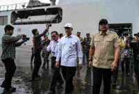 Gubernur Sumatera Utara (Sumut) Muhammad Bobby Afif Nasution bersama unsur Forkopimda dan sejumlah OPD Pemprov, menerima bantuan logistik dari Kementerian Pertanian (Kementan) dan Badan Pangan Nasional (Bapanas), serta melepas secara simbolis untuk kabupaten/kota di Sumut yang terdampak bencana banjir dan longsor, di KRI Banda Aceh di Pelabuhan 104 Belawan, Selasa (16/12/2025)