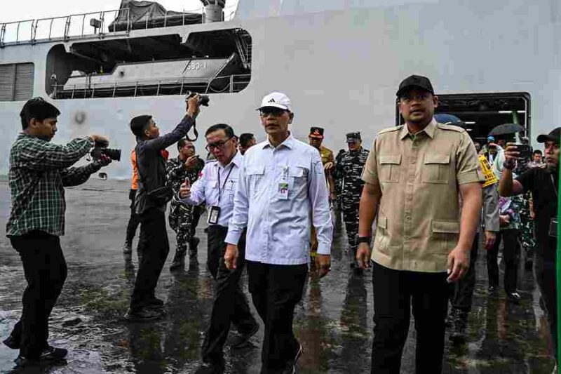 Gubernur Sumatera Utara (Sumut) Muhammad Bobby Afif Nasution bersama unsur Forkopimda dan sejumlah OPD Pemprov, menerima bantuan logistik dari Kementerian Pertanian (Kementan) dan Badan Pangan Nasional (Bapanas), serta melepas secara simbolis untuk kabupaten/kota di Sumut yang terdampak bencana banjir dan longsor, di KRI Banda Aceh di Pelabuhan 104 Belawan, Selasa (16/12/2025)
