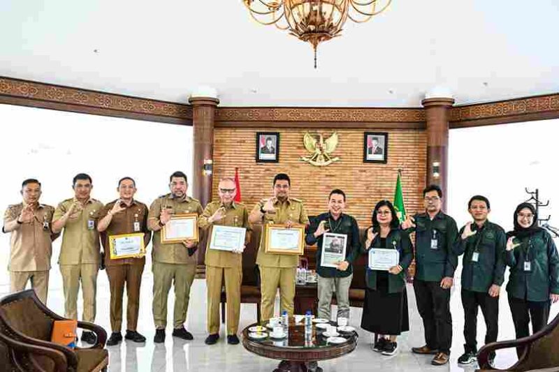Gubernur Sumatera Utara (Sumut) Bobby Nasution di dampingi sejumlah OPD, menerima audiensi Badan Pengelola Toba Caldera Geopark (BPTCG) di anjungan lantai 9 Kantor Gubernur, Jalan Diponegoro No. 30, Medan, pada Selasa (30/12/2025).