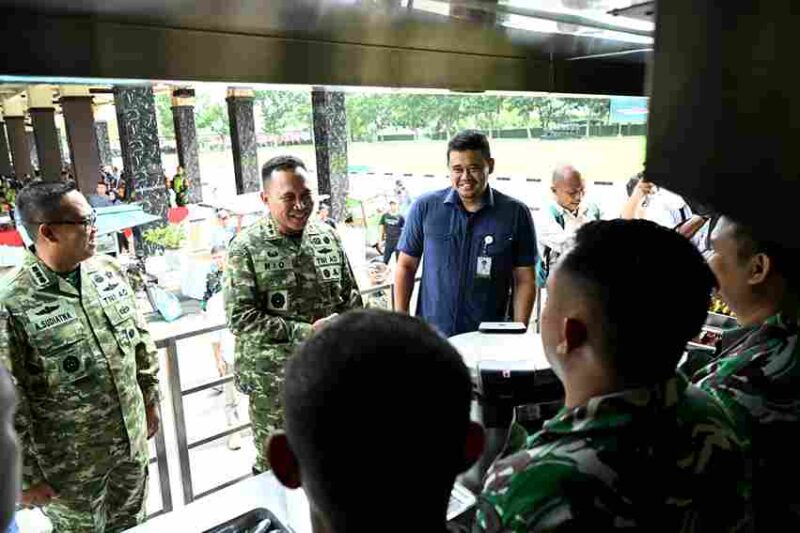 Gubernur Sumatera Utara (Sumut) Muhammad Bobby Afif Nasution bersama Pangdam I/Bukit Barisan Mayjen Rio Firdianto beserta sejumlah OPD dan Staff Pangdam I BB meninjau sejumlah tempat seperti perumahan staf Kodam I/BB, kantin beserta masjid yang ada di lingkungan Makodam I/BB. Gubernur beserta Pangdam juga menanda tangani prasasti pembangunn sejumlah gedung yang ada di Makodam I BB, Senin (8/12/2025) 