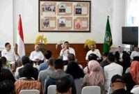 Gubernur Sumatera Utara (Sumut) Bobby Nasution didampingi Wakil Gubernur Sumut Surya, Plt. Sekretaris Daerah Sulaiman Harahap, dan Kadis Ketenagakerjaan Sumut Yuliani Siregar, saat temu pers  temu pers terkait penetapan Upah Minimum Provinsi (UMP) Tahun 2026 di Anjungan Dekranasda, Kantor Gubernur, Jalan Diponegoro, Medan, Jumat (19/12/2025).