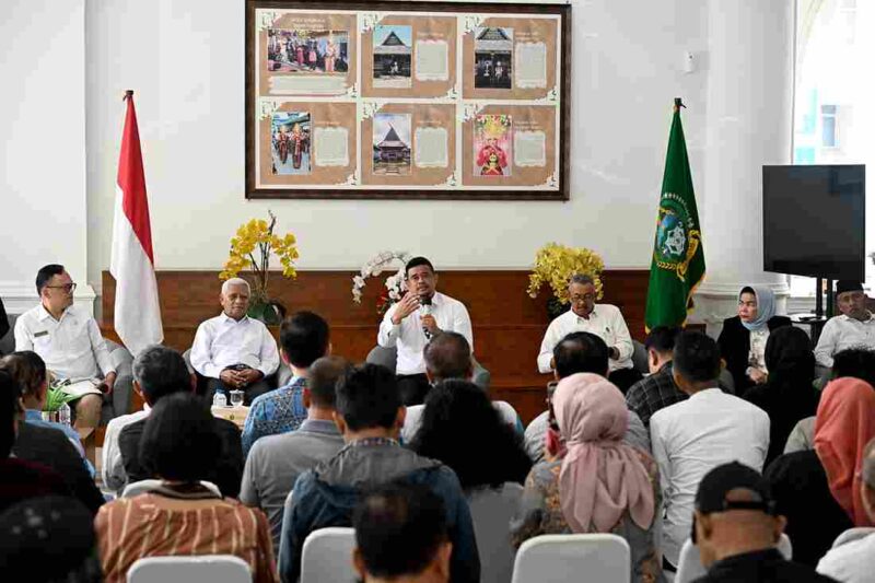 Gubernur Sumatera Utara (Sumut) Bobby Nasution didampingi Wakil Gubernur Sumut Surya, Plt. Sekretaris Daerah Sulaiman Harahap, dan Kadis Ketenagakerjaan Sumut Yuliani Siregar, saat temu pers  temu pers terkait penetapan Upah Minimum Provinsi (UMP) Tahun 2026 di Anjungan Dekranasda, Kantor Gubernur, Jalan Diponegoro, Medan, Jumat (19/12/2025).