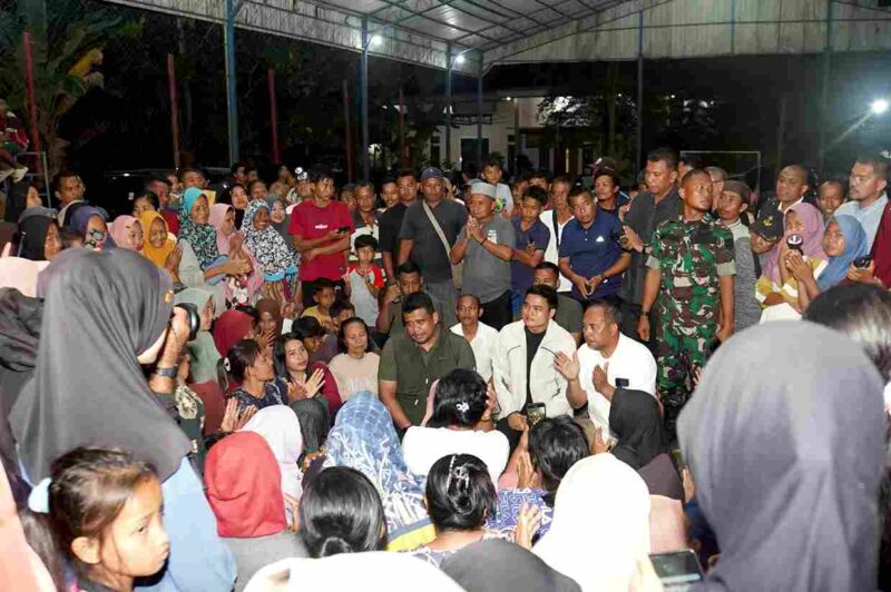 Gubernur Sumatera Utara (Sumut) Muhammad Bobby Afif Nasution didampingi sejumlah OPD saat meninjau dan berdialog langsung dengan warga korban banjir di posko bencana Desa Air Hitam, Kecamatan Gebang, Kabupaten Langkat, Jumat (5/12/2025) malam.