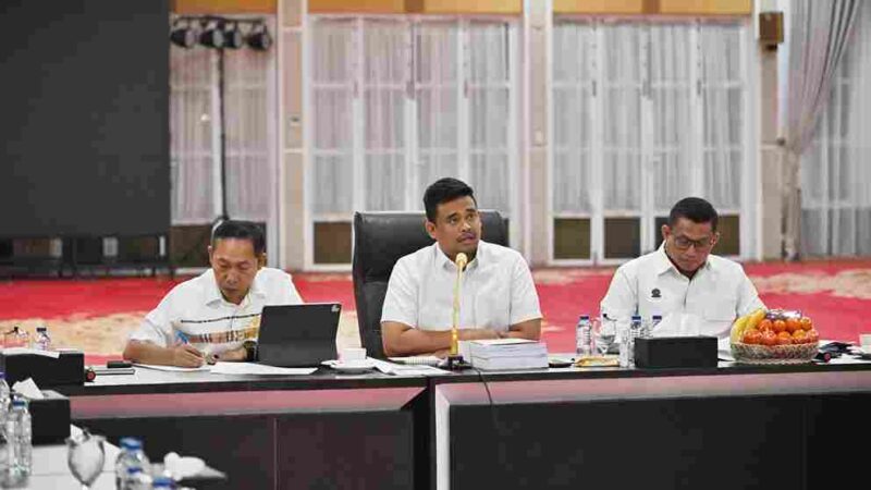 Gubernur Sumatera Utara (Sumut) Muhammad Bobby Afif Nasution mengikuti rapat melalui zoom meeting bersama Menteri Perumahan dan Pemukiman Maruarar Sirait dan Menteri Dalam Negeri Tito Karnavian terkait Pembahasan Lanjutan Pembangunan Hunian Tetap (Huntap) pascabencana  khususnya Wilayah Provinsi Aceh, Sumatera Utara dan Sumatera Barat di Aula Tengku Rizal Nurdin Rumah Dinas Gubernur Sumut Jalan Sudirman Nomor 41 Medan, Minggu (28/12/2025) malam.