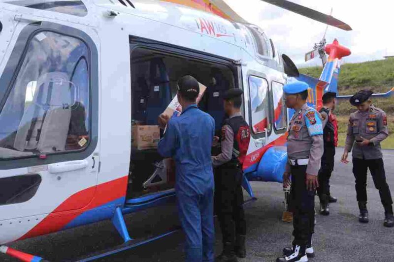 Polda Sumatera Utara terus mempercepat pendistribusian bantuan logistik bagi warga terdampak banjir bandang dan tanah longsor di wilayah Sibolga dan Tapanuli Tengah. Pada Selasa, 2 Desember 2025, Polda Sumut kembali memaksimalkan jalur udara menggunakan helikopter
