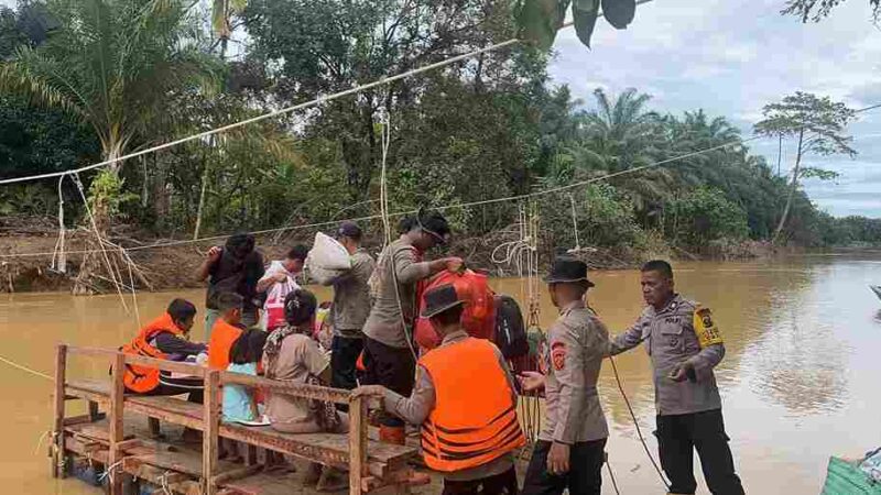 Jembatan darurat yang dirakit secara gotong royong