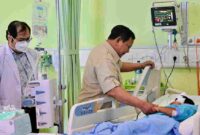 Presiden Prabowo Subianto mengunjungi para korban kecelakaan mobil pengangkut makanan yang dirawat di Rumah Sehat untuk Jakarta RSUD Koja, pada Selasa, 16 Desember 2025.