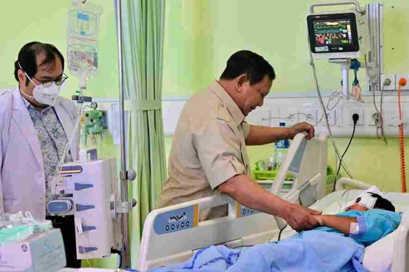 Presiden Prabowo Subianto mengunjungi para korban kecelakaan mobil pengangkut makanan yang dirawat di Rumah Sehat untuk Jakarta RSUD Koja, pada Selasa, 16 Desember 2025.