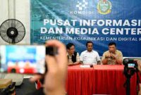 Kepala Dinas Kominfo Sumut Dr. Erwin Hotmansah Harahap, S.STP., M.M  menyalurkan hibah starlink dari Kondigi ke daerah terdampak banjir dan longsor, di posko utama pengungsian di halaman gedung serbaguna kota Pandan, Kamis (4/12/2025) 