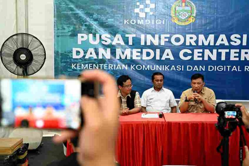 Kepala Dinas Kominfo Sumut Dr. Erwin Hotmansah Harahap, S.STP., M.M  menyalurkan hibah starlink dari Kondigi ke daerah terdampak banjir dan longsor, di posko utama pengungsian di halaman gedung serbaguna kota Pandan, Kamis (4/12/2025) 