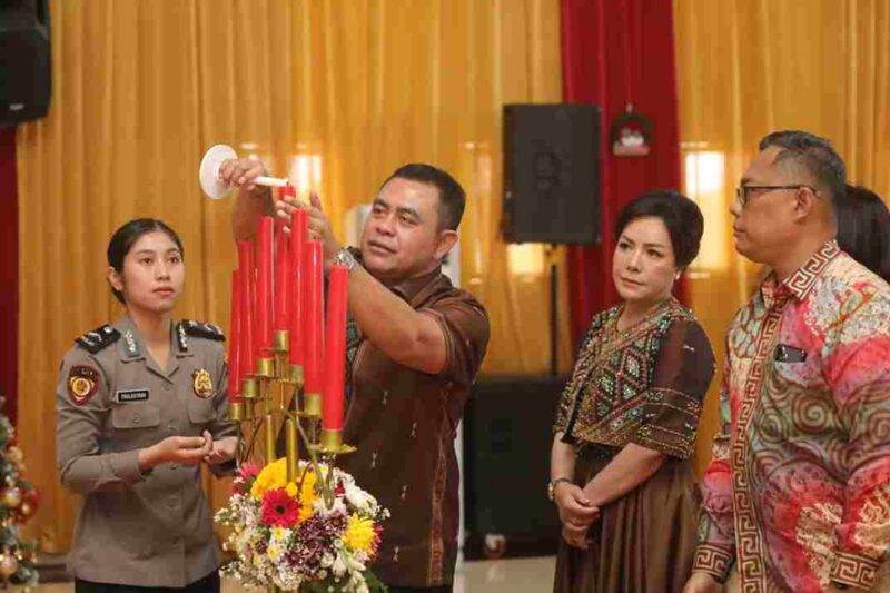 Kapolda Sumatera Utara Irjen Pol. Whisnu Hermawan Februanto, S.I.K., M.H., saat melaksanakan penyalaan lilin. 
