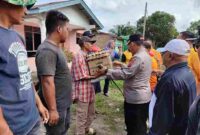 Kapolres Simalungun AKBP Marganda Aritonang, SH, SIK, MM  menyalurkan bantuan kepada 7 keluarga korban bencana alam angin puting beliung di Huta II Andarasi, Nagori Parbalogan. Sabtu pagi, 13 Desember 2025, 