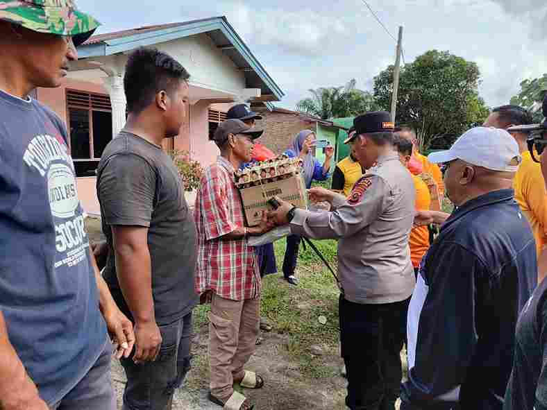 Kapolres Simalungun AKBP Marganda Aritonang, SH, SIK, MM  menyalurkan bantuan kepada 7 keluarga korban bencana alam angin puting beliung di Huta II Andarasi, Nagori Parbalogan. Sabtu pagi, 13 Desember 2025, 