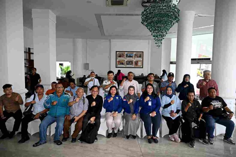 Prakirawan BMKG Wilayah I Sumut Endah Paramita saat koferensi pers difasilitasi Dinas Kominfo Sumut di Lobby Dekranasda, Kantor Gubernur Sumut, Jalan Diponegoro No. 30 Medan, Kamis (4/12/2025).