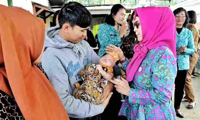 Ketua Tim Penggerak Pemberdayaan Kesejahteraan Keluarga (TP PKK) Kabupaten Simalungun, Ny. Hj. Darmawati Anton Achmad Saragih, saat menyambangi salah seorang bayi.