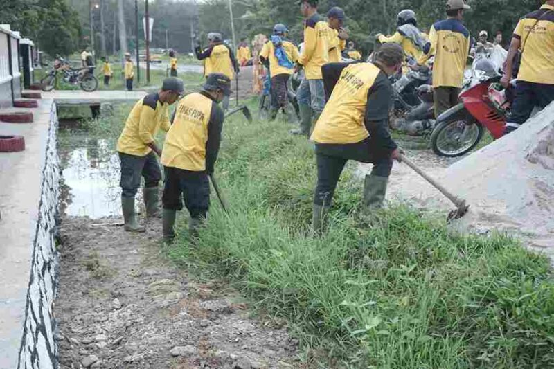 Pelaksanaan Gotong royong untuk pembersihan saluran drainase.