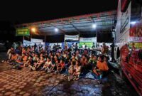 Para relawan bersama warga korban banjir dan longsor dari Desa Garoga, Hutagodang dan Ngandol, beramai ramai menonton film 