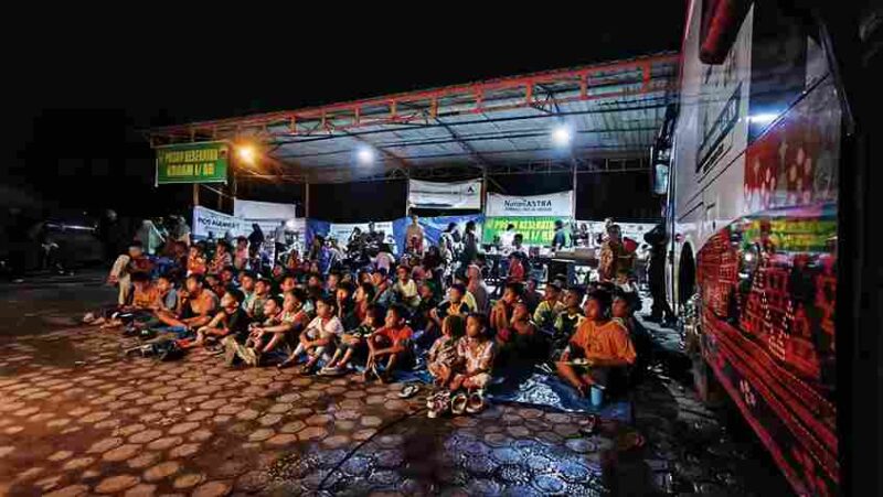 Para relawan bersama warga korban banjir dan longsor dari Desa Garoga, Hutagodang dan Ngandol, beramai ramai menonton film 