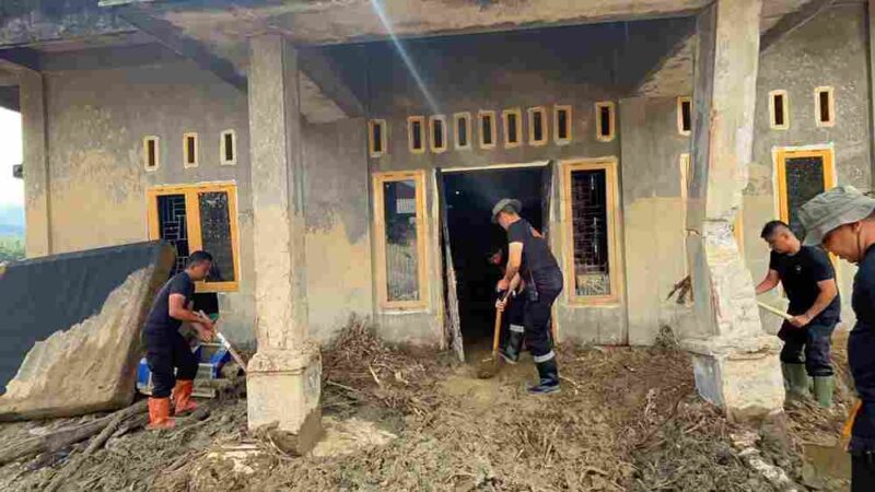 Aksi kepedulian terhadap warga terdampak bencana alam di Kabupaten Tapanuli Selatan kembali diwujudkan melalui kerja bakti gabungan TNI–Polri. Pada Minggu (07/12/2025),