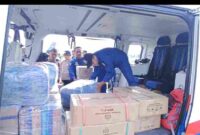 Saat petugas menyusun logistik untuk diterbangkan menggunakan helikopter ke lokasi bencana.