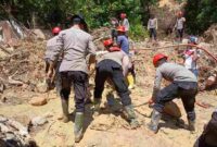 Kegiatan pencarian berlangsung hingga hari ini Selasa, 09 Desember 2025. Tim dipimpin oleh KOMPOL Kadarman, S.Sos, yang melakukan penyisiran langsung di titik longsor yang berada di Jl. S.M. Raja, tepatnya di belakang Masjid Budi Sehati, Kecamatan Sibolga Kota.