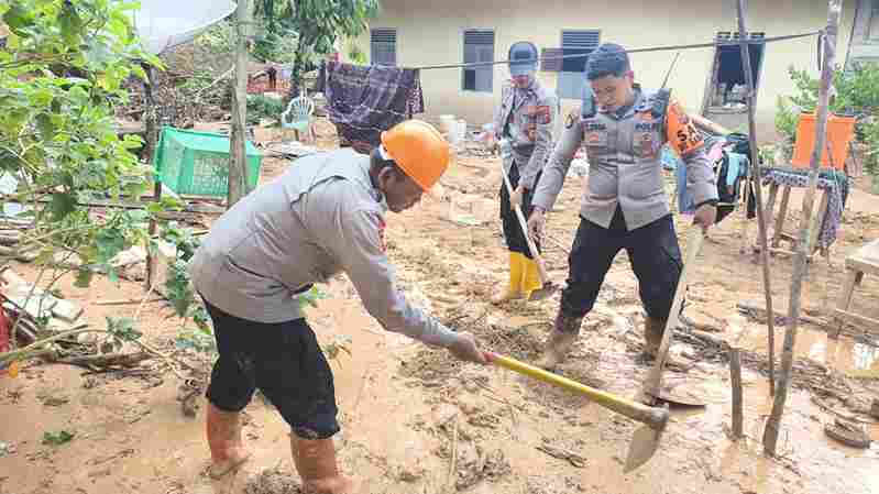 Satuan Brimob Polda Sumatera Utara kembali bergerak cepat membantu warga terdampak bencana. Pada Jumat (09/12/2025),