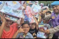 Senyum dan bahagia anak-anak ketika menerima hadiah dari Polres Sibolga