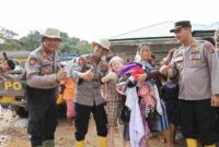 pemberian bantuan pakaian dan selimut kepada warga yang menjadi korban pascabencana alam di wilayah Kecamatan Tukka. Kegiatan yang dilaksanakan pada hari Jumat, 12 Desember 2025.