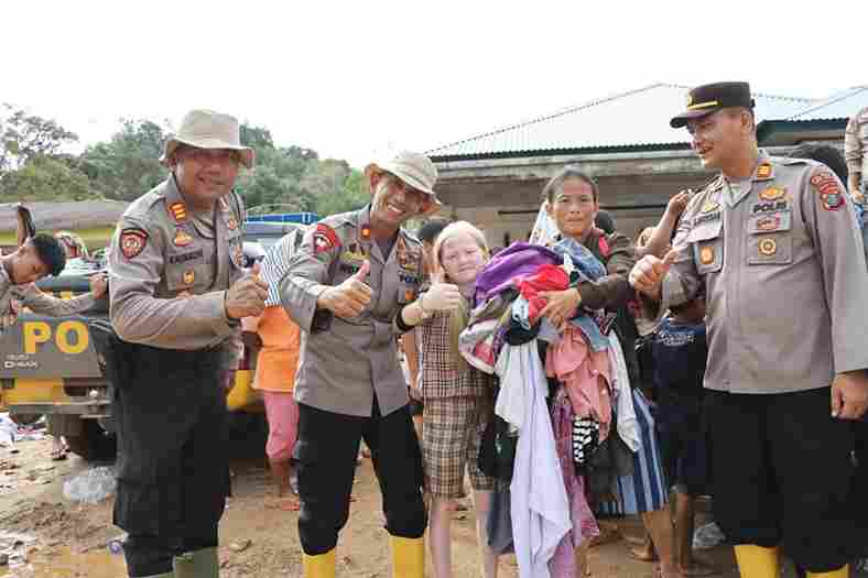 pemberian bantuan pakaian dan selimut kepada warga yang menjadi korban pascabencana alam di wilayah Kecamatan Tukka. Kegiatan yang dilaksanakan pada hari Jumat, 12 Desember 2025.